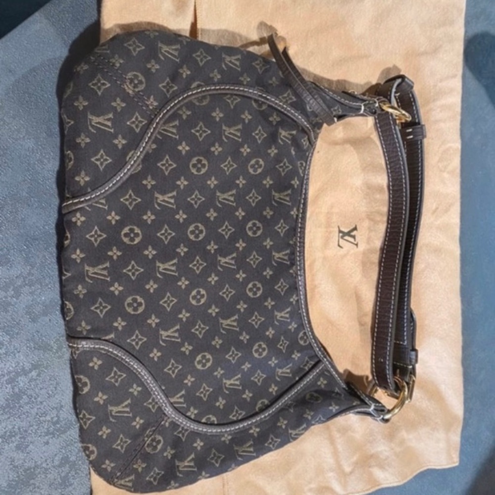 Louis Vuitton baguette bag